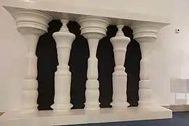 Illusion colonnes / silhouettes sur un édifice à Lisbonne, image ambigüe de perception figure-fond.