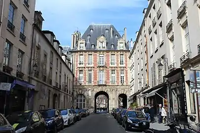 Vue du Pavillon du Roi depuis la rue de Birague, la façade porte le monogramme d'Henri IV et le passage permet la communication avec la place des Vosges.