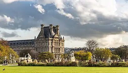 Le palais du Louvre vu du jardin des Tuileries.