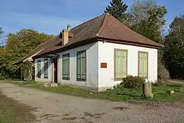 Le pavillon de chasse (Herrenhaus) dans la forêt communale.