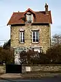 Pavillon en meulière dans la rue de la gare ; typique des communes résidentielles du grand bassin parisien, ce type d'architecture est peu présent à Survilliers.