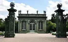 Le Pavillon avec les deux colonnes du portique.