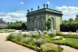 Le Pavillon frais au milieu des jardins.