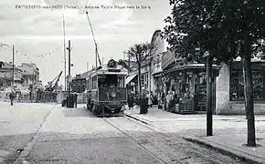 La gare était déjà autrefois un pôle multimodal, puisqu'elle était le terminus de la ligne 95A de la STCRP de Pavillons-sous-Bois à la place de la République à Paris. Ce terminus se trouvait avenue Victor-Hugo.