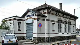 L'ancienne gare de la ligne des Coquetiers est conservée à côté de la station.