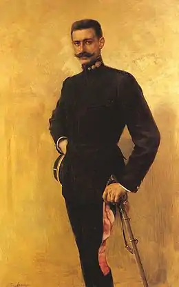 portrait en pied sur fond jaune d'un soldat moustachu en uniforme noir, appuyé sur son sabre