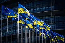Le Parlement européen pavoisé aux couleurs de l’Ukraine à l’occasion de sa session plénière à Strasbourg en mars 2022.