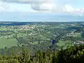 Le pays de Gavot, entaillé par l'Ugine. Le chef-lieu de Saint-Paul, sur le rebord du plateau, n'est pas visible.