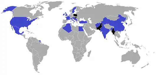 Carte tricolore. En bleu foncé, les pays engagés. En noir, les pays ayant déclaré forfait.