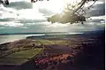 Vue de la réserve, de la route d'accès et du fleuve Saint-Laurent depuis le belvédère de la Falaise