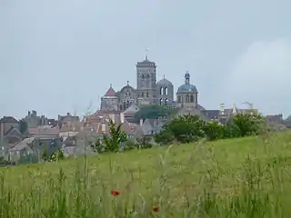 Vue sur Vézelay et sa colline.