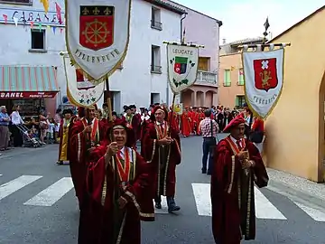 Défilé de la Mesnie des Chevaliers du Fitou à la Fête d'Été de Paziols.