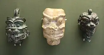 Têtes de Pazuzu en bronze et pierre, v. 900-500 av. J.-C. British Museum.