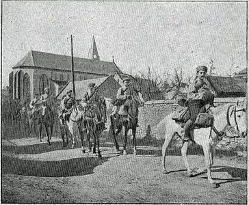 Petit groupe de cavaliers portant la tenue à la turque, en colonne par un.