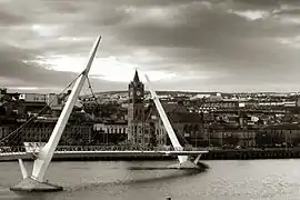 Peace bridge depuis Waterside