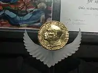 Médaille dorée à l'effigie d'Alfred Nobel exposée dans une vitrine.
