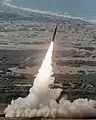 Tir d'essai d'un ICBM LGM-118A Peacekeeper en 1985 depuis un silo à missile.