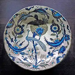 Plat au paon, Iznik, 1540-1555.