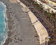 Cercles de galets sur la plage des Ponchettes, quai des États-Unis à Nice (France).