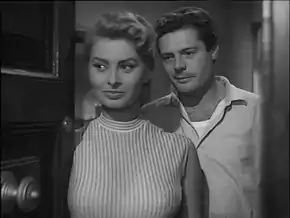 Sophia Loren et Mastroianni, en haut dans Dommage que tu sois une canaille (1954), en bas dans Mariage à l'italienne (1964).