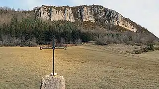 La "Croix du Facteur" et le pic des Sarrasis.