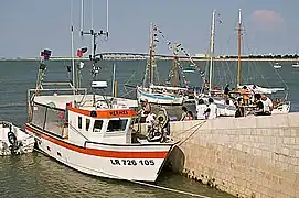 Vente de poissons au bateau Hermes, sur le port de Rivedoux-Plage.