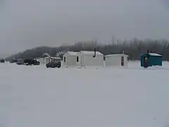 Cabanes à pêche sur la glace.