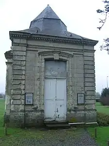 Derniers vestiges du pavillon de droite à l'entrée de l'abbaye, après sa démolition en 1792.