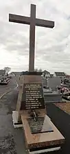 Calvaire, monument aux morts (1870-1871) et tombe du curé Amand Jaclin.