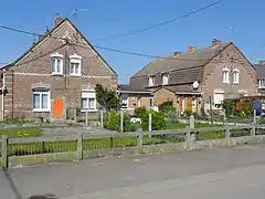 Habitations groupées par quatre.