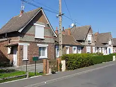 Habitations groupées par cinq, voire par deux ou trois.