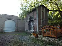 Le magasin et la station de pompage.