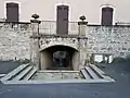 Photographie de la pedde Saint-Genès qui est un passage habité enjambant une ruelle et laissant la circulation piétonne possible dans ce cas précis.