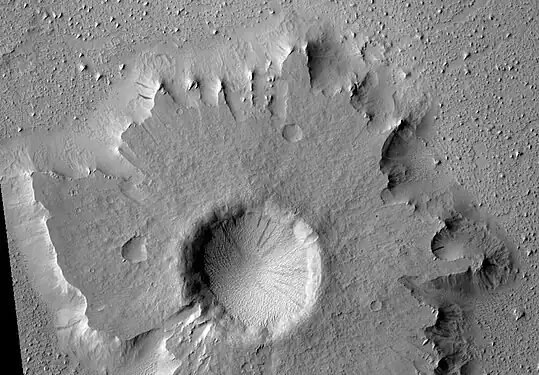 Cratère à piédestal présentant des traînées sombres au sud-ouest d'Amazonis Planitia, par 7,3° N et 195,4° E.