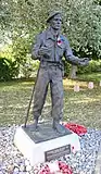 Hommage au brigadier James Hill au Mémorial Pegasus de Bénouville.