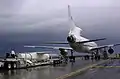 Un Pegasus XL attendant d'être monté sur un Lockheed L-1011 TriStar sur la piste de Vandenberg.
