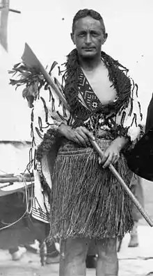 Pei Te Hurinui Jones (1898-1976) arborant un tewhatewha