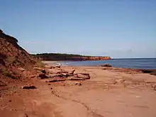 L'Île est reconnue pour son sol rouge.