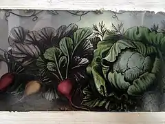 Peinture sur verre sur l'une des portes du château : des légumes