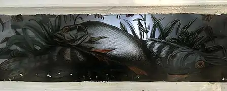 Peinture sur verre sur l'une des portes du château : des poissons.