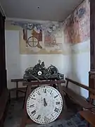 Peintures murales et ancienne horloge.