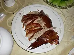 Présentation traditionnelle avec peau du canard présentée en lamelles.