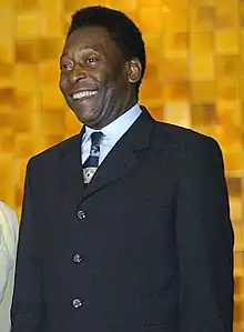 Photo du célèbre joueur Pelé de trois-quarts en costume.