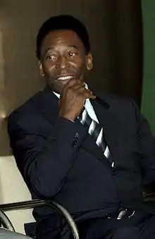 Portrait d'un homme noir ayant sa main proche de son menton