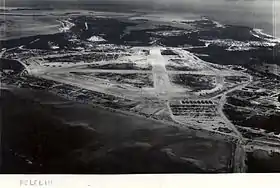 Photo aérienne de l'aérodrome le 16 mars 1945 (une des pistes a désormais disparu).