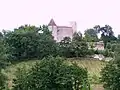 Vue sud-ouest du château sur son promontoire (juil. 2012)