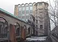 Vue arrière de la façade Mayer avec les arcades dans la cour avant la reconstruction