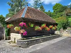 Le lavoir-abreuvoir couvert.