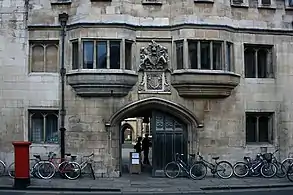 La porte principale est la plus vieille de Cambridge (XIVe siècle)
