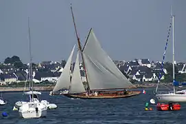 Pen Duick vu de la plage du Kernevel.